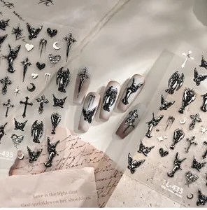 Details der TL-435 Gothic Nagelaufkleber mit schwarzen Engeln und Silberkreuzen
