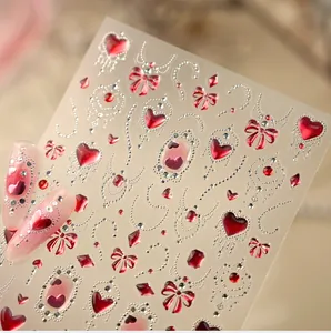 Detail van 3D-reliëf nagelstickers met rode harten en zilveren kettingen ontwerp 1332