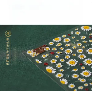 Détail de stickers 5D marguerites et coccinelles sur un fond de tissu vert foncé