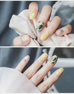 Gros plan sur stickers ongles 5D marguerites avec touches jaunes et vertes sur ongles courts