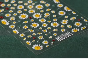 Gros plan détaillé des autocollants 5D pour ongles marguerites et coccinelles TS-026