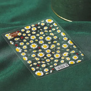 Autocollants ongles 5D marguerites blanches et coccinelles sur velours vert foncé