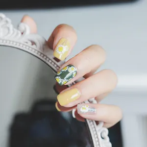 Stickers ongles 5D avec marguerites jaunes et vertes sur un cadre de miroir vintage