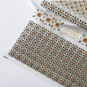 Dettaglio macro degli adesivi 5D Miisha Nail con motivi floreali e rilievi dorati