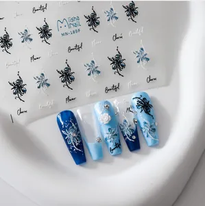 Dettaglio di adesivi per unghie 5D con fiori blu acquerello e scritte eleganti