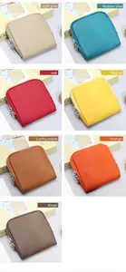 Detalle de monederos de cuero por capas en seis colores con doble cremallera de alta calidad