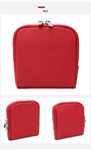 Vista detallada del estuche para joyas de cuero rojo granulado con cremalleras metálicas dobles