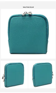 Detalle macro del organizador de joyas en cuero azul maltés con cremalleras plateadas