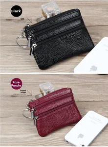 Détail de mini portefeuilles en cuir noir et rose pourpre avec triple fermeture et anneau