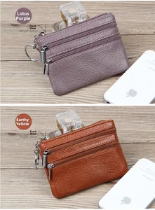 Détail de mini porte-monnaie en cuir grainé violet et jaune avec fermetures éclair métal