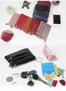 Détail du mini portefeuille en cuir véritable avec fermetures éclair et porte-clés intégré