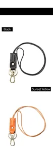 Dettaglio di portachiavi in pelle nero e giallo tramonto con moschettoni in metallo