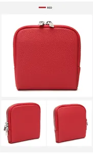 Detailansichten der roten Mini-Münztasche aus genarbtem Leder mit Silber-Doppelreißverschluss