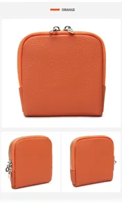 Makroaufnahme der orangefarbenen Schmucktasche aus genarbtem Leder mit Metall-Reißverschluss