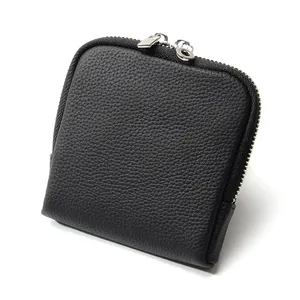 Schwarze Mini-Schmucktasche aus genarbtem Leder mit silbernen Doppel-Reißverschlüssen
