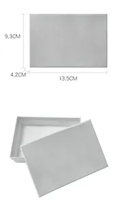 Boîte cadeau rectangulaire argentée à texture linéaire et dimensions 13,5x9,3x4,2 cm