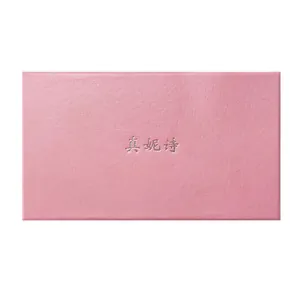 Boîte cadeau rectangulaire rose avec texture de tissu fine et gaufrage argenté