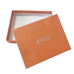 Boîte cadeau carrée orange texturée avec logo argenté pour portefeuilles longs
