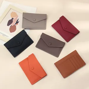 Schlankes Leder-Kartenetui mit Druckknopfverschluss und eleganter Kieselmaserung