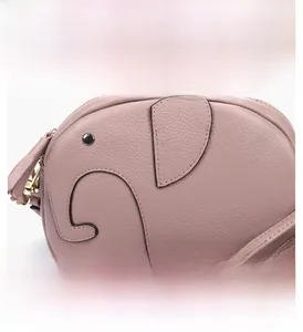 Detailansicht der rosa Ledertasche in Elefantenform mit Kieselstruktur und Nieteaugen