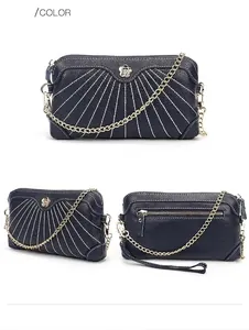 Λεπτομερής όψη του βασιλικού μπλε clutch με λευκές ραφές και μεταλλικό κούμπωμα λουλούδι