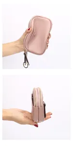 Dettaglio del portamonete in pelle rosa con doppia cerniera e anello portachiavi