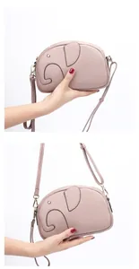 Detailaufnahme der rosa Elefanten-Ledertasche mit Lychee-Struktur und goldener Hardware