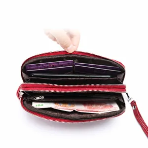 Rote Leder-Brieftasche mit Doppelreißverschluss, vielen Kartenfächern und viel Platz