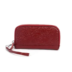 Dunkelrote Leder-Clutch mit Kamelien-Prägung und silbernem Metallreißverschluss