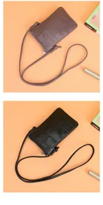 Détail de la texture crocodile sur les sacs à bandoulière en cuir pour téléphone