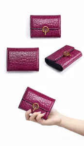 Tarjetero de cuero grabado de cocodrilo rosa púrpura con hebilla dorada y diseño fino