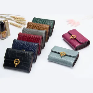 Tarjetero elegante de piel con diseño de cocodrilo y cierre dorado en varios colores