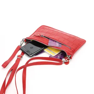 Rote Crossbody-Tasche aus echtem Leder mit Krokoprägung und Innenfach-Ansicht