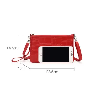 Rote Leder-Umschlagtasche mit Krokodilmuster, Trageriemen und Größenabmessungen
