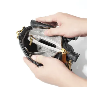 Μαύρη δερμάτινη τσάντα κουβάς με καπιτονέ σχέδιο, φαρδύ λουρί και επένδυση ψαροκόκαλο