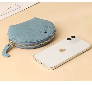 Détail du porte-monnaie bleu en cuir en forme de chat avec fermeture éclair en queue