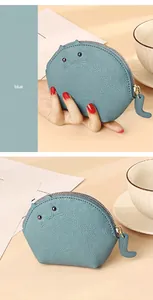 Detail einer blauen Katzen-Geldbörse aus Leder mit Kieselprägung und Stickerei-Motiv