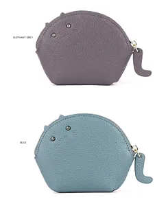 Detailansicht der katzenförmigen Lederbörsen in Grau und Blau mit Lychee-Narbenstruktur