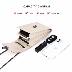 Minimalistische Leder-Handytasche mit Kette zeigt Platz für Smartphone und Alltagsgegenstände