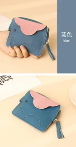 Détail du porte-monnaie éléphant en cuir bleu avec rabat rose et zip doré poli