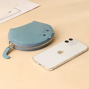 Mini porte-monnaie chat en cuir bleu avec fermeture éclair dorée et téléphone de référence