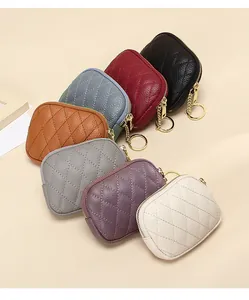 Vista detallada de monederos de cuero acolchado de colores con cremalleras doradas