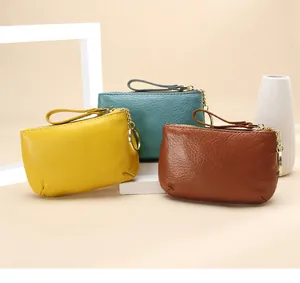 Mini monederos de cuero suave con grano de guijarro y llaveros de metal resistentes
