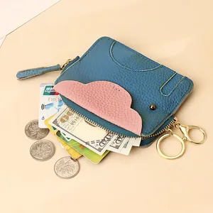 Mini portefeuille en cuir bleu grainé avec détails roses et porte-clés doré