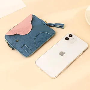 Mini portefeuille en cuir de vachette en forme d'éléphant comparé à un smartphone