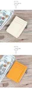 Makroaufnahme von Leder-Kartenetuis in Beige und Gelb mit Litschitextur und Reißverschluss