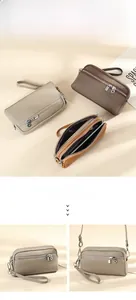 Dettaglio della borsa in pelle a tre scomparti con cerniera in vari colori e cinturini
