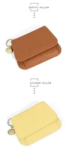 Nahaufnahme der genarbten Leder-Mini-Brieftaschen in Erdgelb und Kükengelb