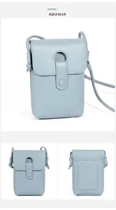 Detailweergaven van een aquablauwe leren telefoontas met pasjeshouders en riem