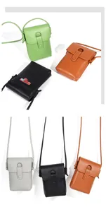 Detail van de telefoontas van generfd leer met kaartslot aan de achterkant en drukknoop